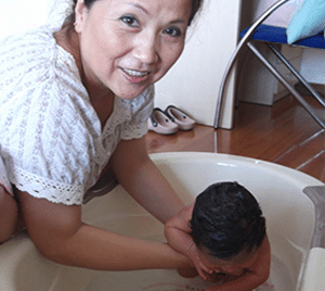 confinement-nanny-bathing-child
