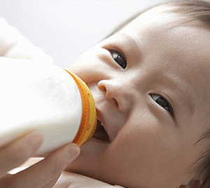 nanny-feed-baby-drink-milk