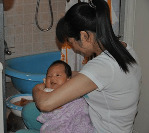 Confinement Nanny Bathe Newborn Baby - What is a Confinement Nanny